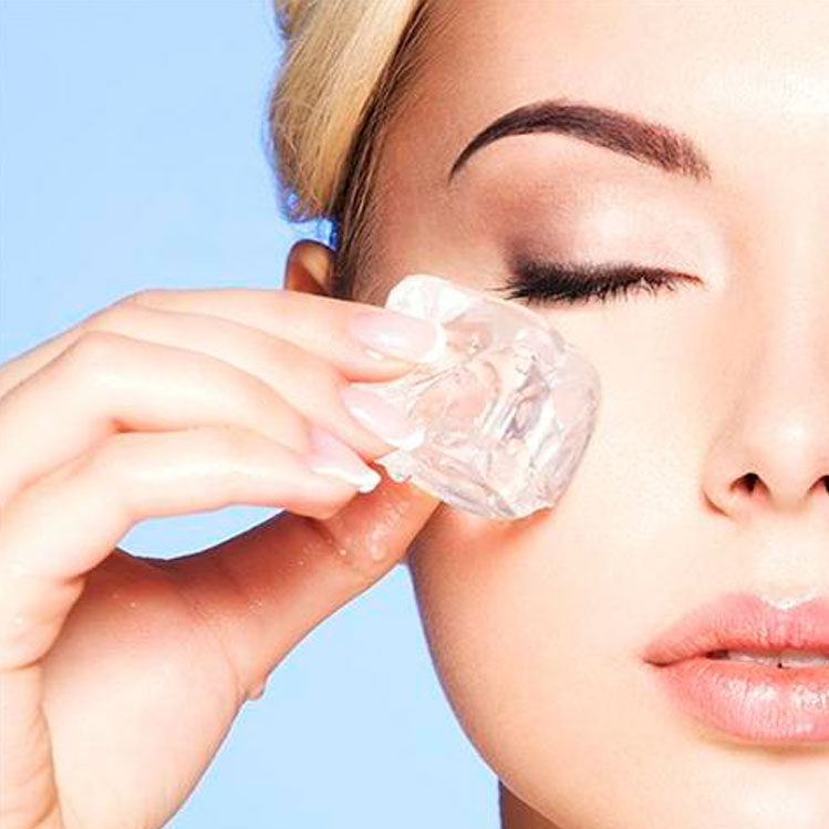 7 increíbles beneficios de usar cubos de hielo en el rostro. Descubre los beneficios de usar el hielo en el rostro como rutina de belleza.