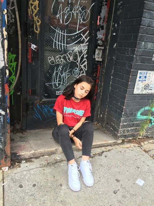 fotografía mujer sentada frente a puerta