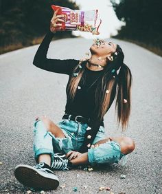 mujer comiendo a mitad de camino