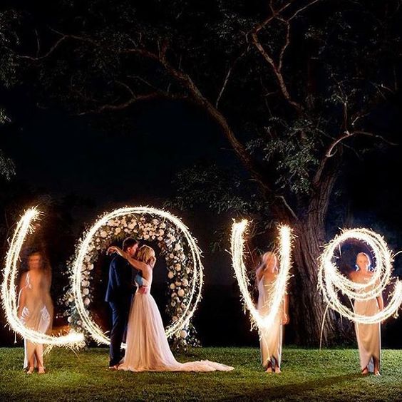 10 increíbles poses para las fotos del día de tu boda que debes intentar 8