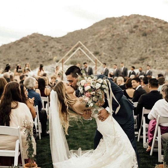 10 increíbles poses para las fotos del día de tu boda que debes intentar 5