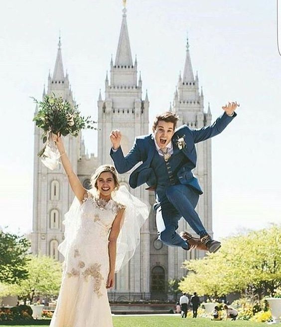 10 increíbles poses para las fotos del día de tu boda que debes intentar 1