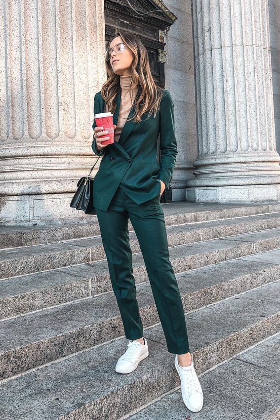 10 formas modernas de usar tu traje sastre con tenis