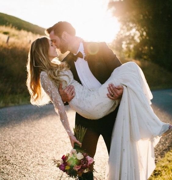 10 increíbles poses para las fotos del día de tu boda que debes intentar 7