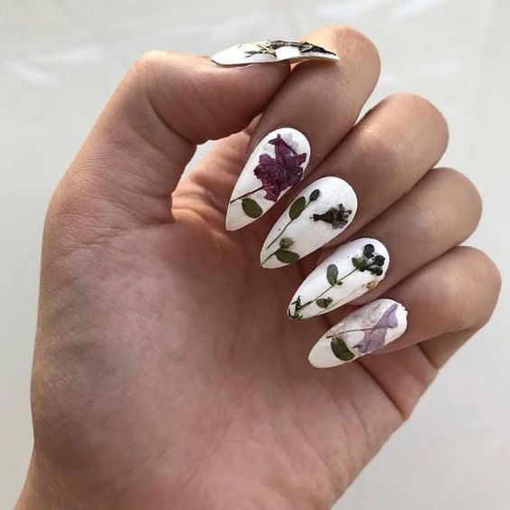 Uñas con flores secas la nueva tendencia que amarás 2