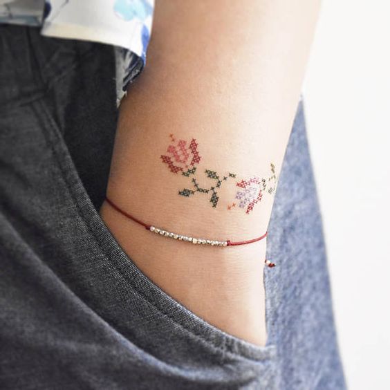 10 ideas de tatuajes punto de cruz que amarás 7