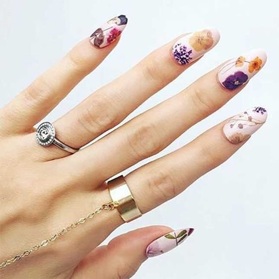 Uñas con flores secas la nueva tendencia que amarás 5