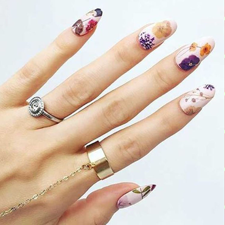 Uñas con flores secas la nueva tendencia que amarás