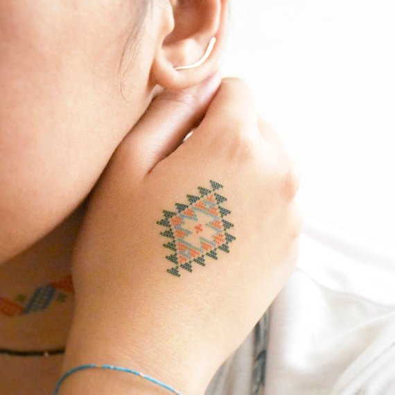10 ideas de tatuajes punto de cruz que amarás 0