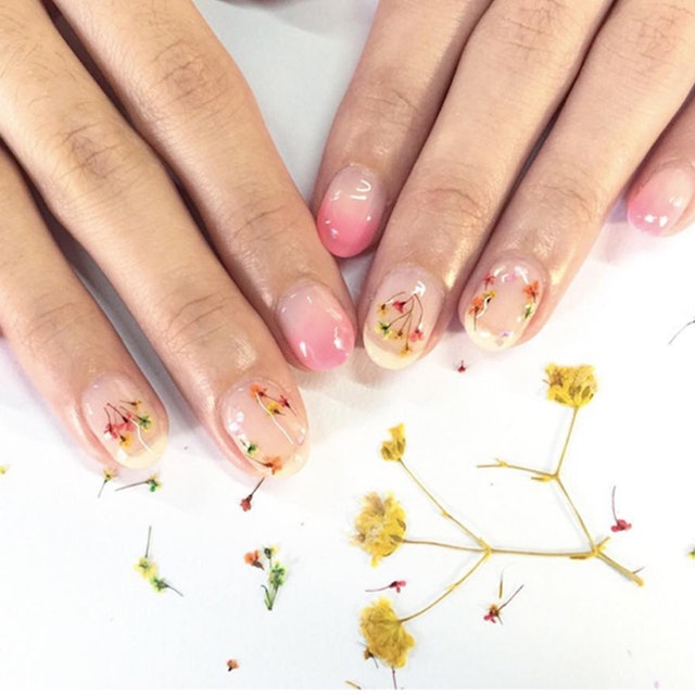 Uñas con flores secas la nueva tendencia que amarás 4