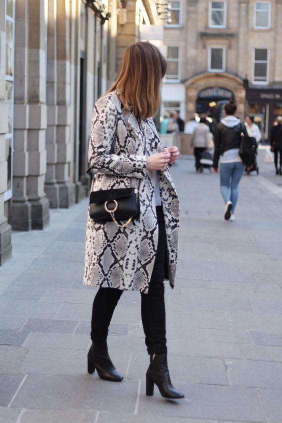 looks con snake print