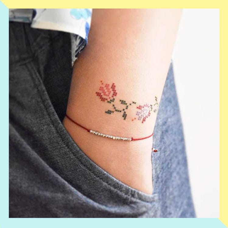 Ennegrecer pájaro frío 10 ideas de tatuajes punto de cruz que amarás | Mujer de 10