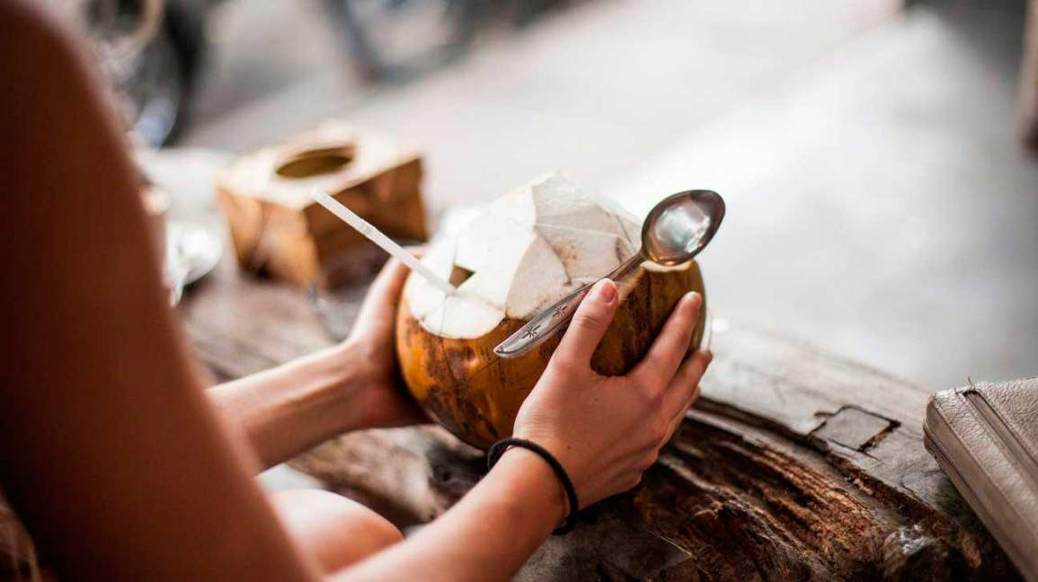 Beneficios del agua de coco que debes conocer, ¡te cambiarán la vida!