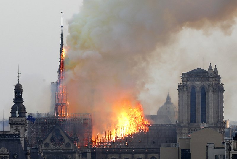 La catedral de Notre Dame, se incendia 1