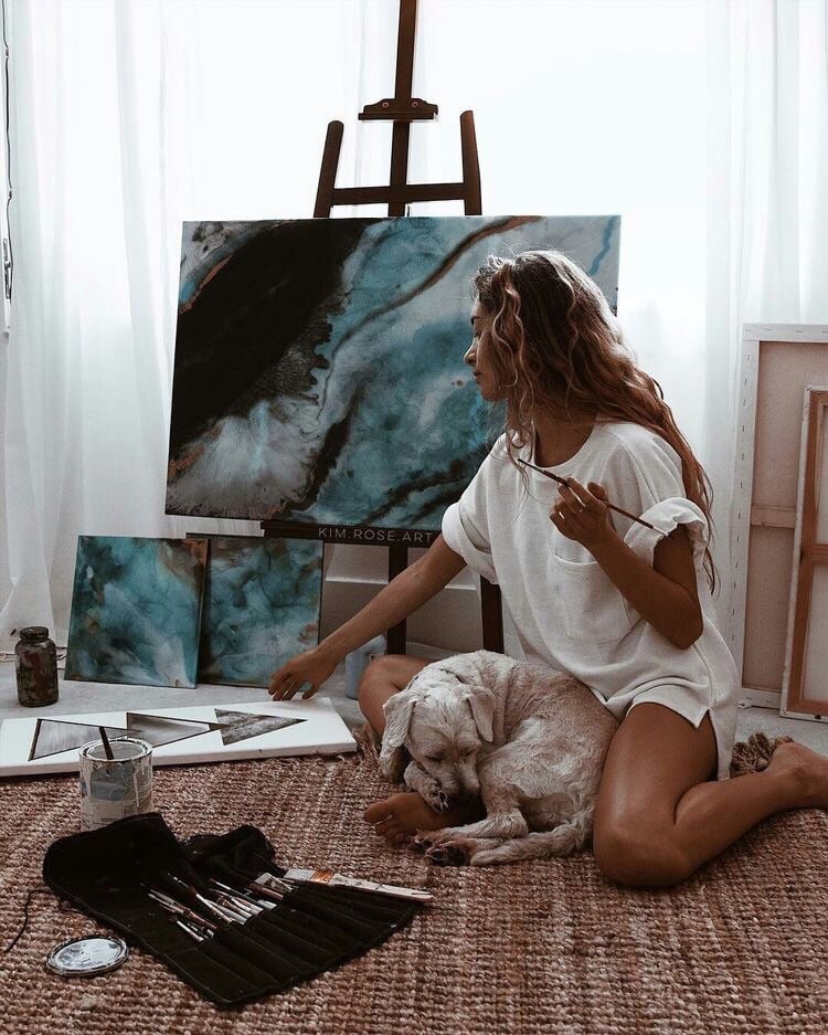 chica pintando un cuadro