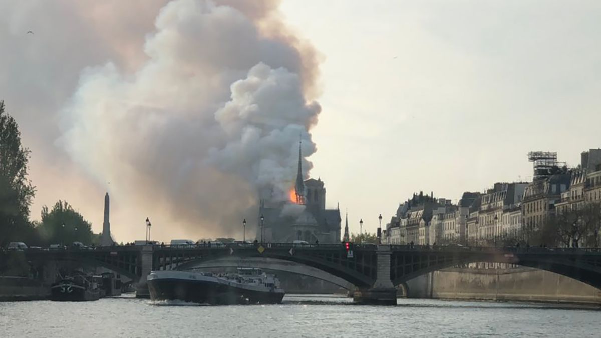 La catedral de Notre Dame, se incendia 0