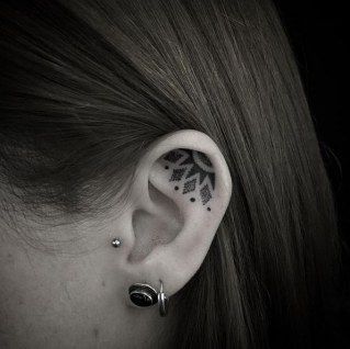 10 mini tatuajes en la oreja que te encantarán 5