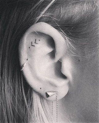 10 mini tatuajes en la oreja que te encantarán 4