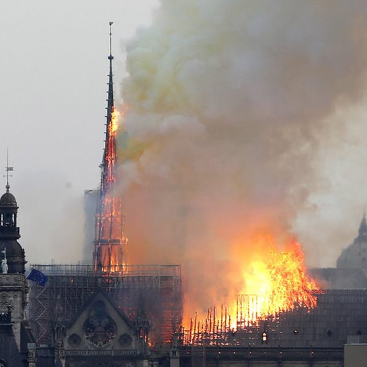 La catedral de Notre Dame, se incendia