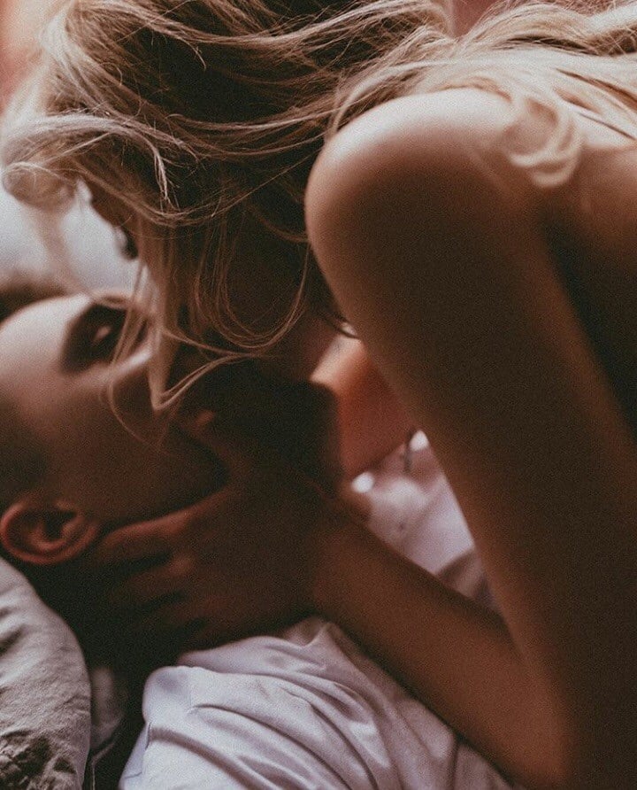 pareja-besandose-en-la-cama