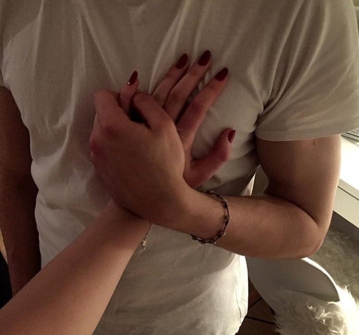 pareja-mano-pecho