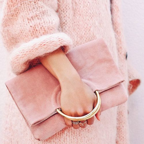 outfit elegante con clutch