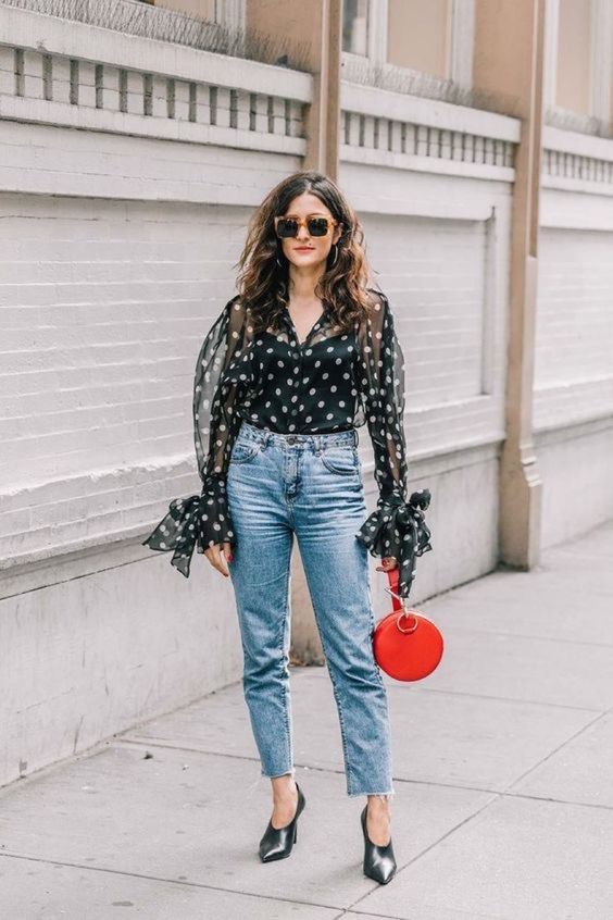 outfit de polka dots denim y bracelet bag