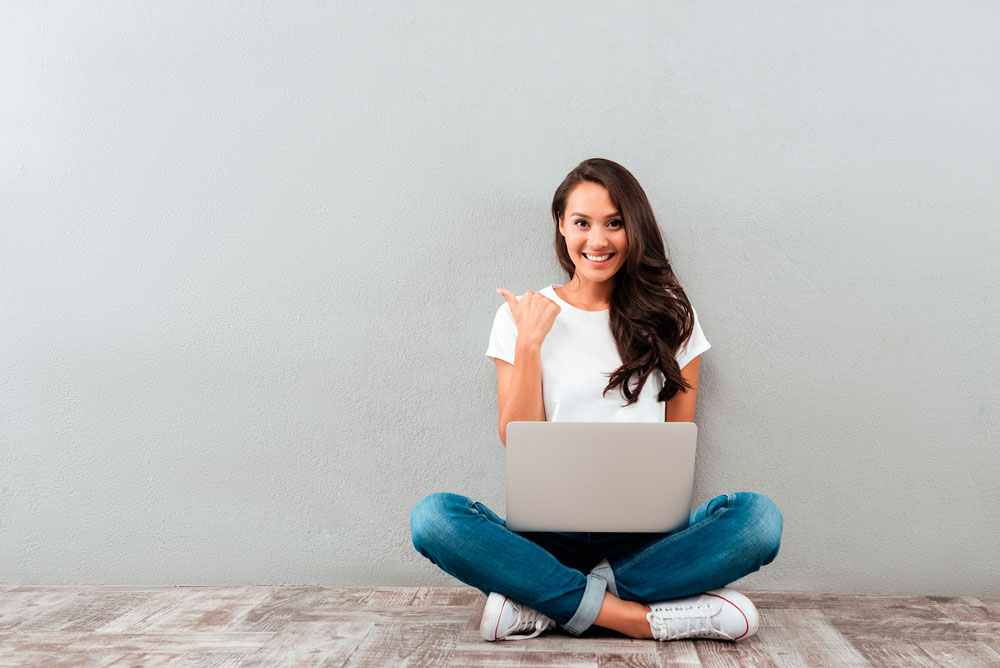 chica con laptop en el piso