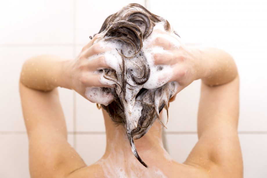 chica lavandose el cabello