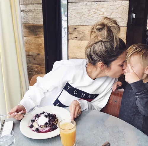 mamá desayunando con su hijo