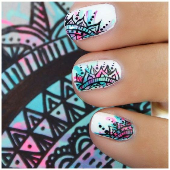 unas fluorescentes con mandala