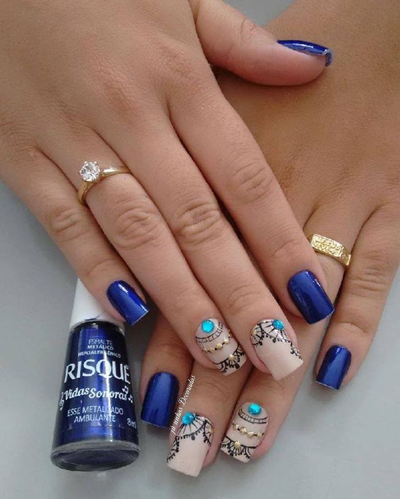 mandalas azules en diseno de unas