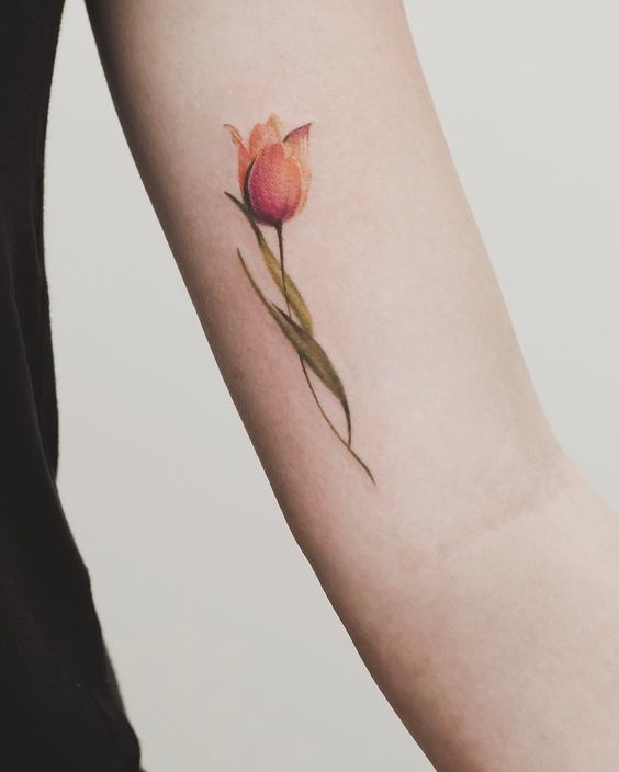 tatuaje de rosa anaranjado en brazo