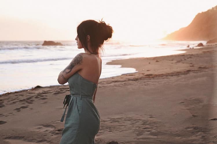 mujer atractiva mirando al horizonte