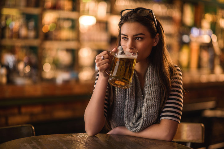 mujer tomando cerveza