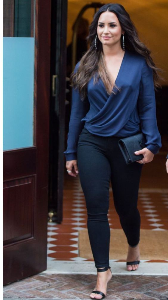 demi-lovato-blusa-seda-azul