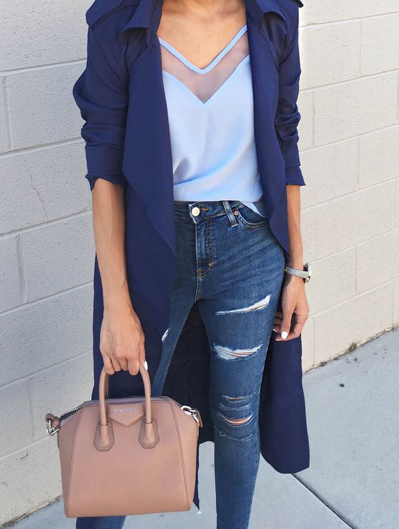 outfits con gabardina y top azul