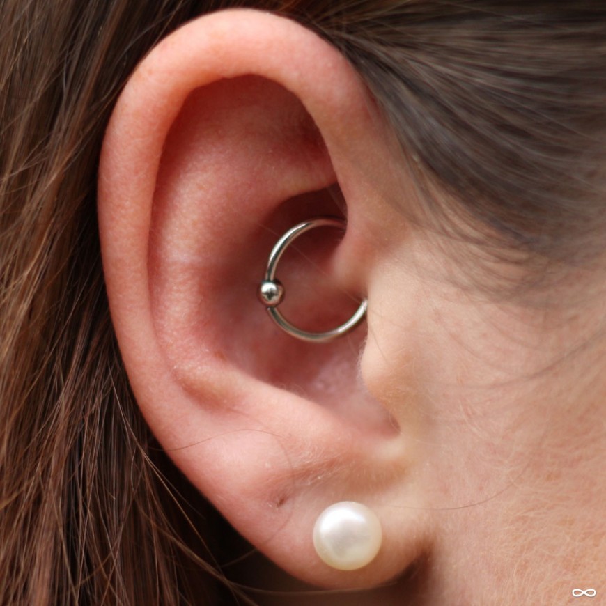 daith piercing en la oreja