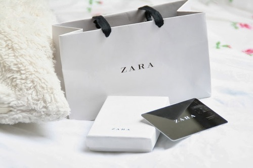 bolsa con tarjeta de regalo zara