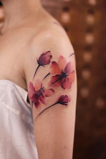 tatuaje de flores rosas en acuarela