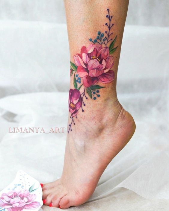 tatuaje de flores en acuarela en tobillo