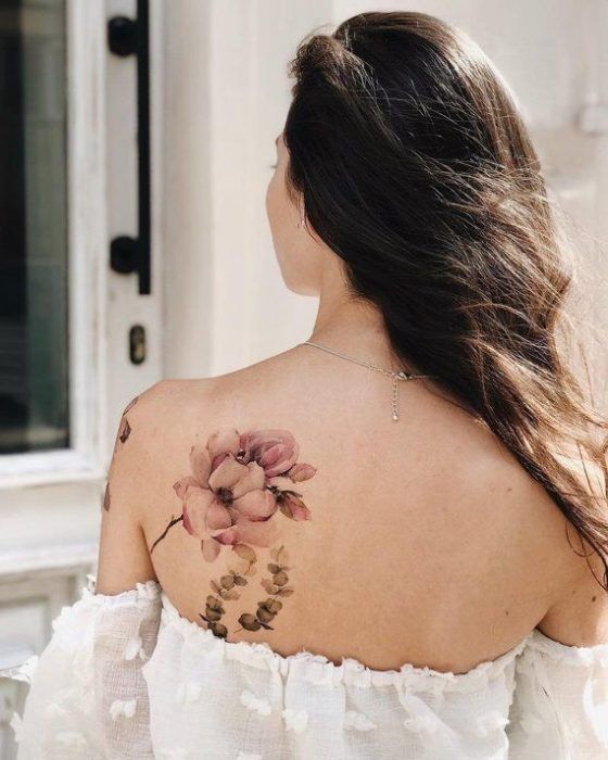 tatuaje de flores de acuarela en espalda