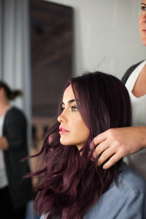 tinte de cabello morado en morena