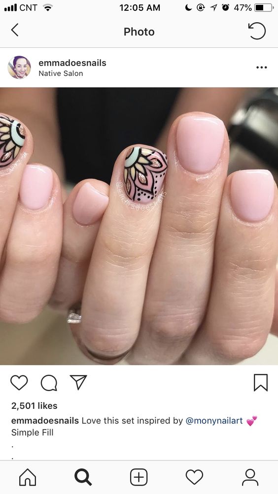 unas con mandala rosa nude