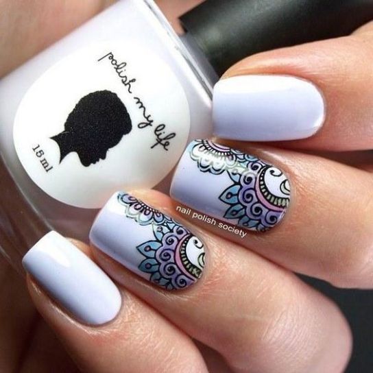 unas lila con mandala