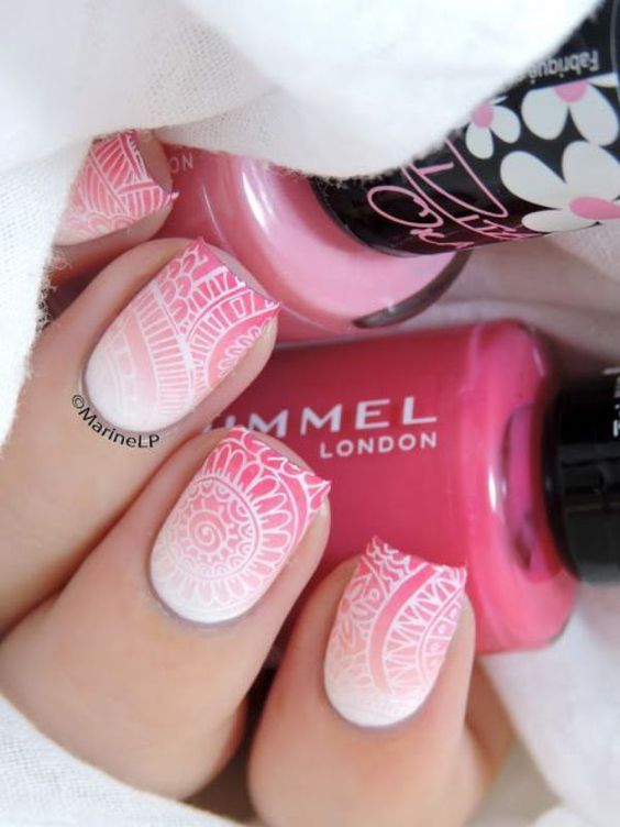 unas en degradado rosa a blanco estilo mandala