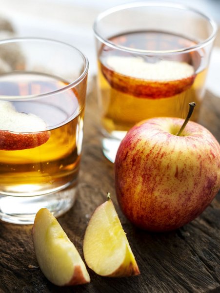 vasos con vinagre de manzana