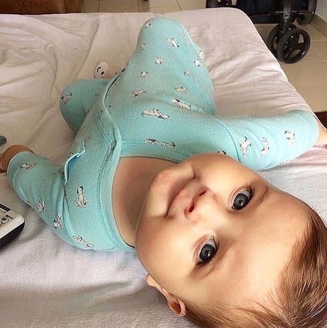 bebe con pijama azul personalidad de tu bebe segun su signo