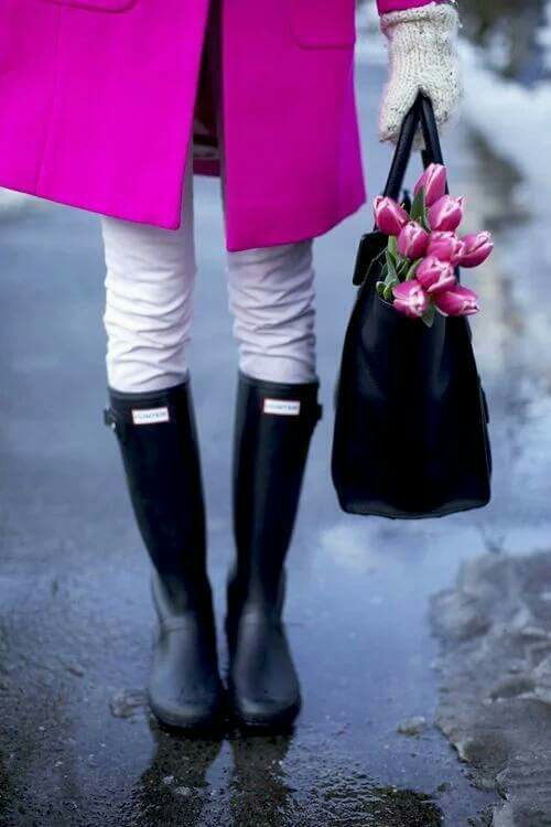 botas negras con outfit de color para lluvia