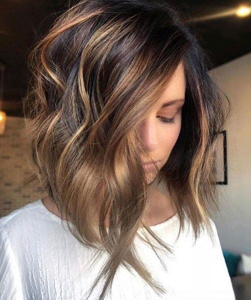 caramel swirl el balayage en cabello corto